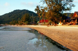 タイ チュムポーン県にあるサイリー・ビーチ