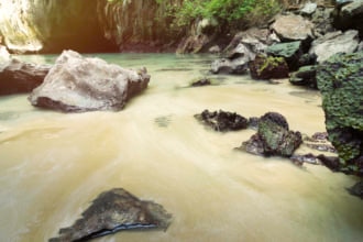 エメラルドで美しいタイのムック島のモラコット洞窟の風景