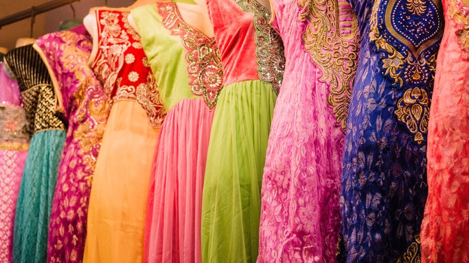 カラフルなインドの服が買える！リトルインディアのマーケット＆スーパー