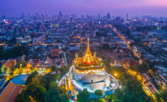 タイのバンコクにある夜景のなかで神秘的で美しいサケット寺