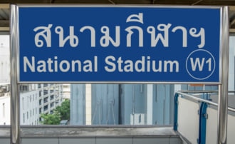 バンコクのスカイトレインのナショナル スタジアムの看板