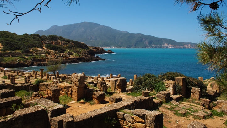 地中海を見下ろす古代ローマの遺跡群！アルジェリアの世界遺産ティパサ