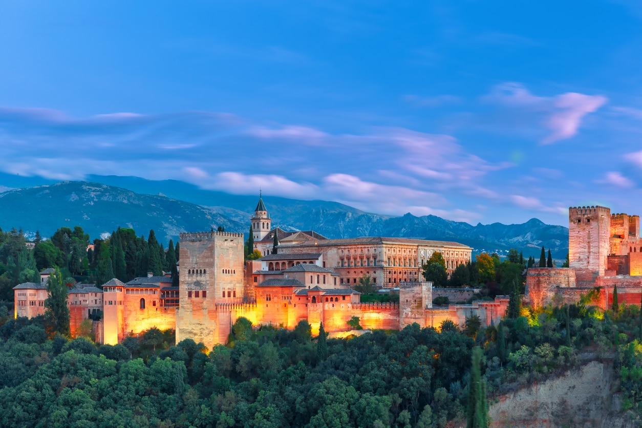 アルハンブラ宮殿を望む町 スペイン グラナダのおすすめ観光スポット Skyticket 観光ガイド