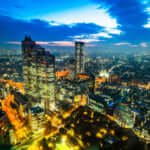 近代的な市街のパノラマ スカイライン空中夜景新宿