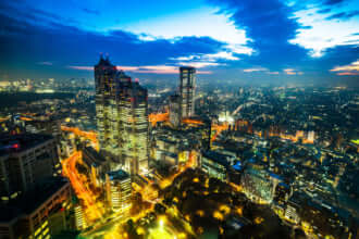 近代的な市街のパノラマ スカイライン空中夜景新宿