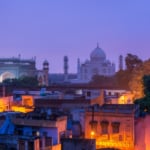 夜明けのタージマハルとアーグラの町