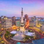 インディアナポリスのインディアナ兵士 水兵記念塔を中心にした美しい夕暮れの風景