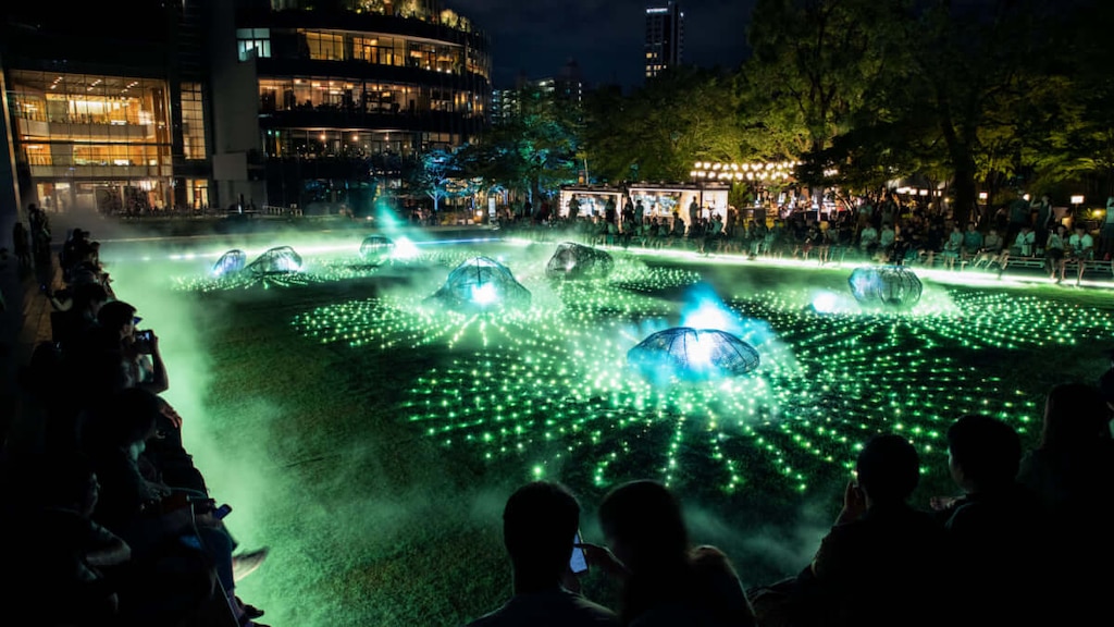【東京ミッドタウン】「光と霧のデジタルアート庭園」でアートに染まる夏！
