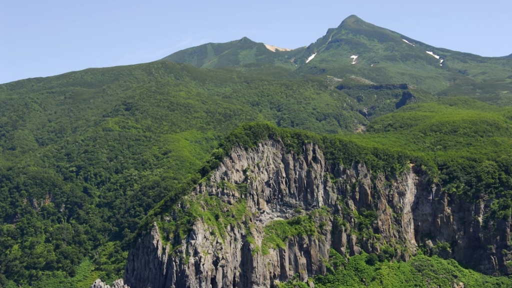 道東定番の観光地、知床硫黄山は登山通におすすめの美しい山
