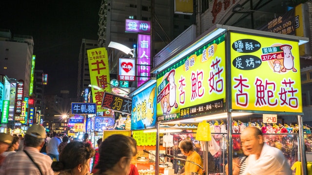 とっておきのグルメエリア高雄駅北側で、絶品の台湾グルメを食べ歩き！