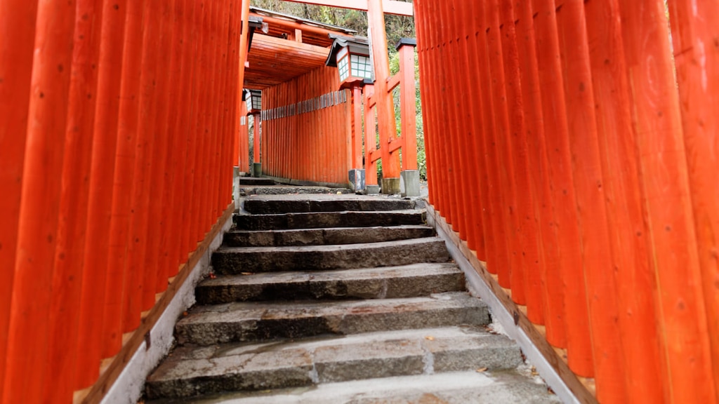 真っ赤な千本鳥居がシンボル！「太皷谷稲成神社」の観光ガイド