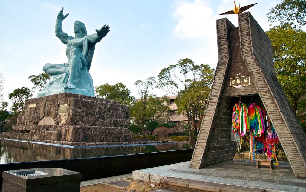 定番の観光名所・平和公園で祈る。長崎のシンボルもここにあります