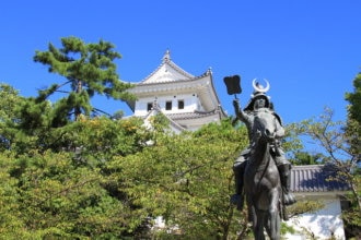 大垣城と戸田氏鉄像