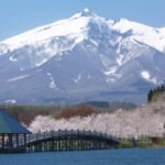 鶴の舞橋と岩木山