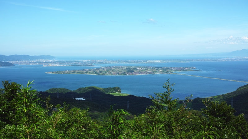 池を覆う牡丹が圧巻！噴火でできた洞窟を巡る大根島の観光スポット4選