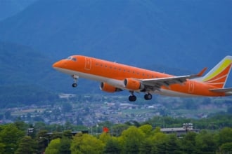 飛び立つFDAの飛行機