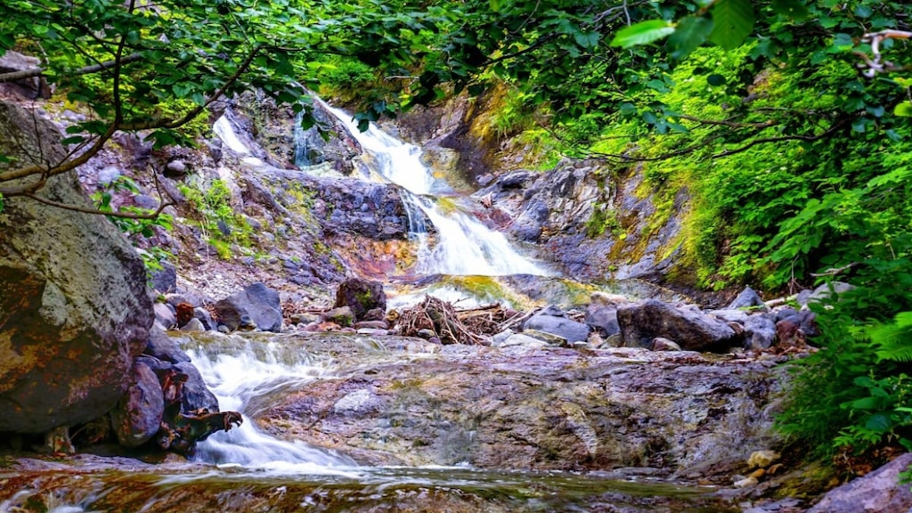 滝の向こうに温泉が？カムイワッカ湯の滝に知床の自然を感じる