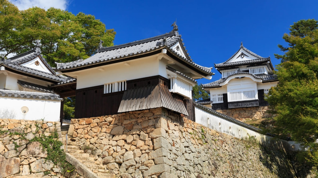 雲海に浮かぶ備中松山城｜歴史、現存天守と見学ポイント、アクセスを解説