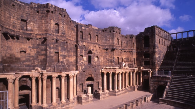 全体が黒みを帯びたユニークなシリアの世界遺産！古代都市ボスラ