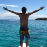 海の目の前にポーズを決める男の人