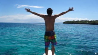 海の目の前にポーズを決める男の人