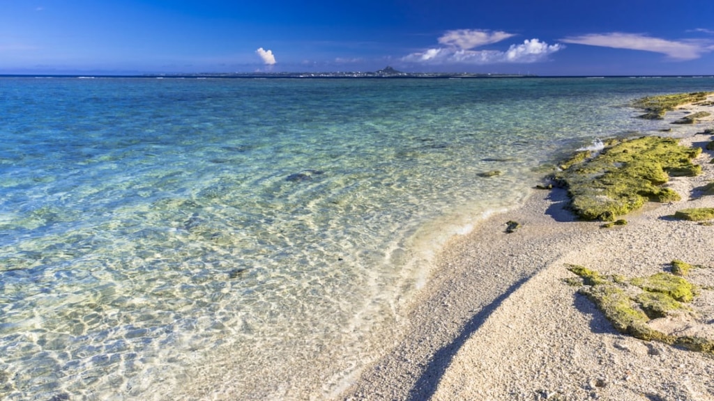 瀬底ビーチは沖縄本島で1番の抜群の透明感！海水浴と景色を楽しもう
