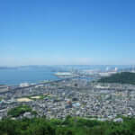 ドライブ観光にもデートにもおすすめの絶景スポット「聖通寺山展望台」(画像は宇多津町の街並みと瀬戸大橋)