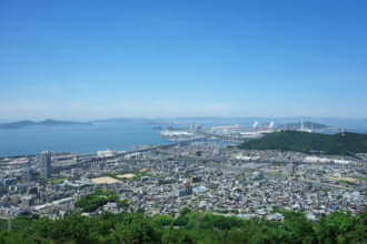 ドライブ観光にもデートにもおすすめの絶景スポット「聖通寺山展望台」(画像は宇多津町の街並みと瀬戸大橋)