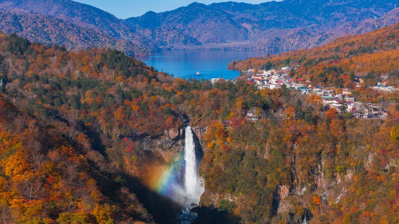 日本三大瀑布の一つ 華厳の滝 の楽しみ方 紅葉の季節に訪れたい Skyticket 観光ガイド