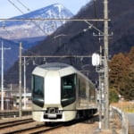 山を背景にして走るリバティ会津