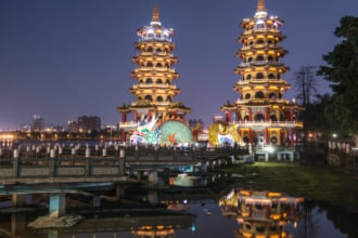 台湾　高雄　龍虎塔　蓮池潭