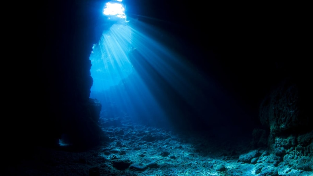 【沖縄・恩納村】青の洞窟で幻想的な雰囲気を楽しむ！