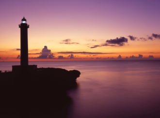 残波岬の夕暮れ時の写真