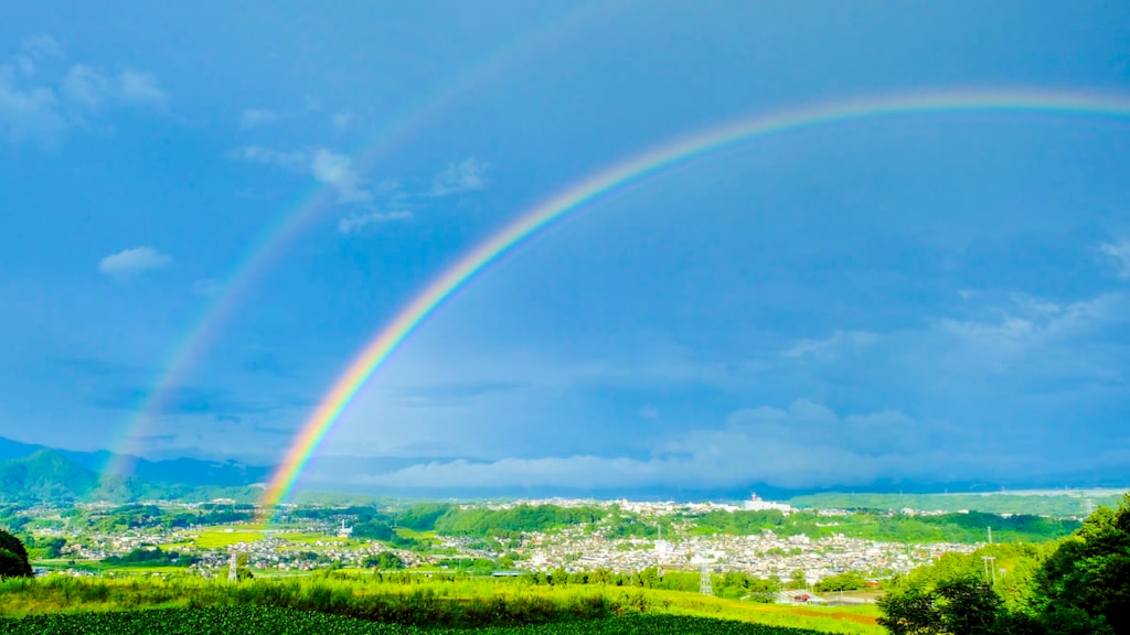 雨上がりに二重の虹が出現！ダブルレインボーは幸運のサイン？