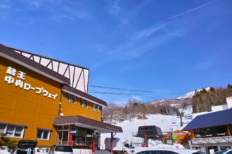 冬の蔵王中央ロープウェイ温泉駅の風景