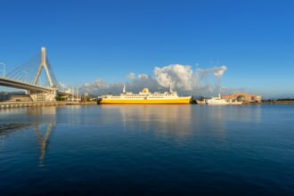 【青森県青森市】朝日に照らされる早朝の青森ベイエリアの風景