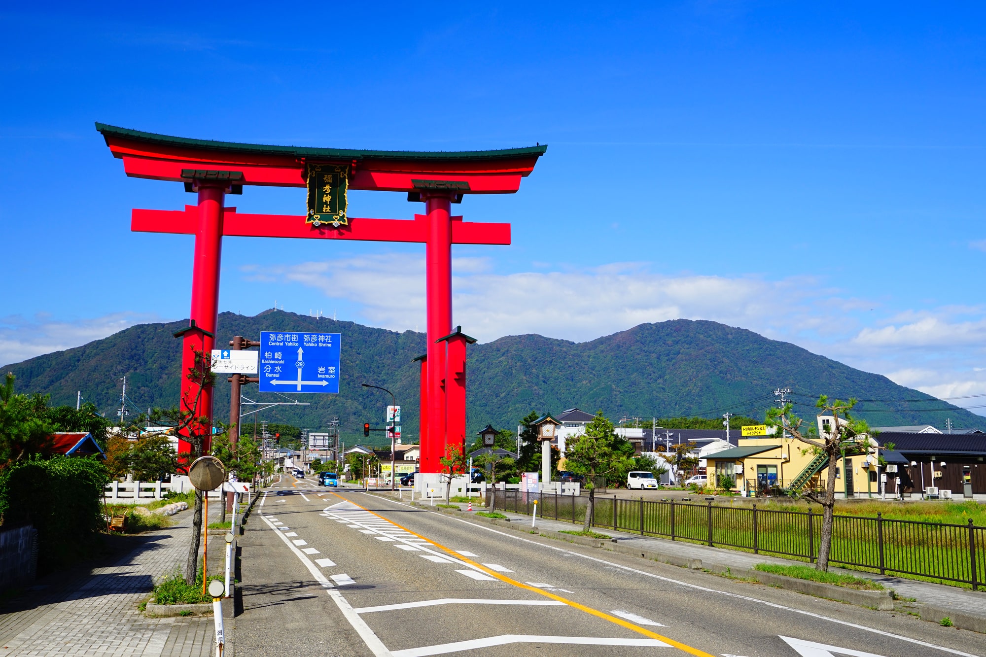 弥彦神社は新潟最大の仕事運や縁結びに強いパワースポット観光地 Skyticket 観光ガイド