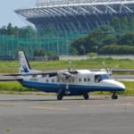 調布飛行場をタキシングする飛行機