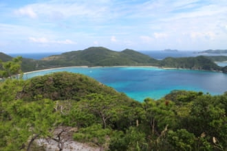 座間味島は沖縄でもきれいな海が広がる