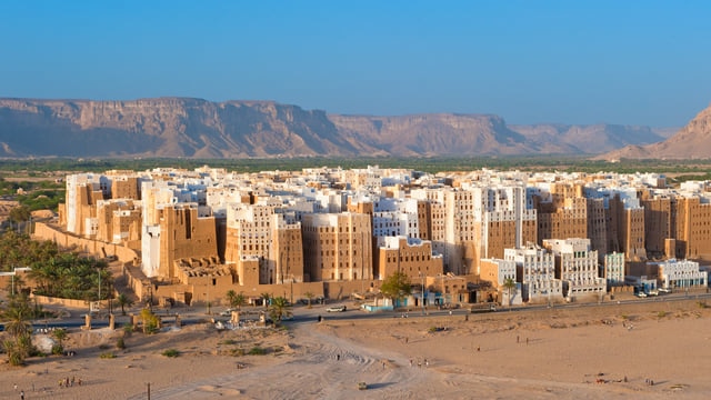 イエメンの砂漠にそびえたつ高層建築の世界遺産！シバームの旧城壁都市