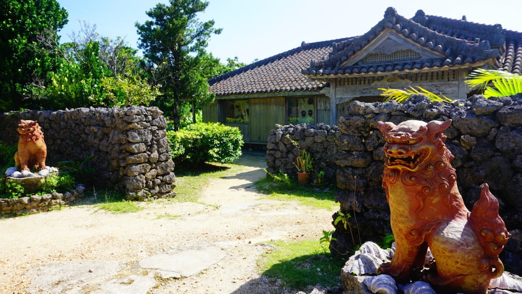 古民家テーマパーク「石垣やいま村」で琉球文化にふれ、リスザルと遊ぼう。