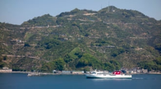 海を渡る宇和島運輸フェリー