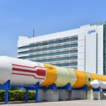 筑波宇宙センターの正門に設置された「H-IIロケット」の実機