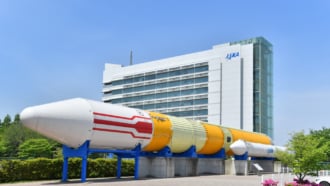 筑波宇宙センターの正門に設置された「H-IIロケット」の実機