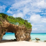 砂山ビーチのアーチ状の岩