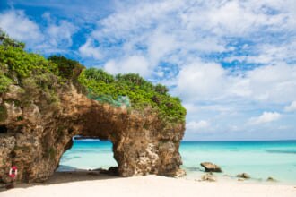砂山ビーチのアーチ状の岩