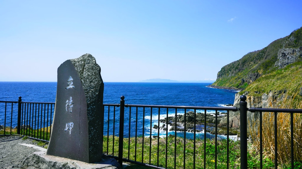 函館山の南東端「立待岬」から断崖絶壁の海岸線と下北半島・津軽半島を望む