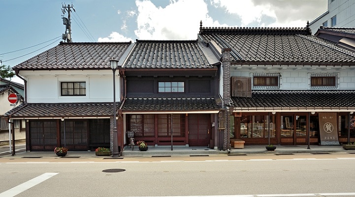 富山県高岡市に来たら、めでたいカマボコと旨い菓子をお土産に。