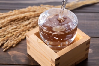 注がれる日本酒