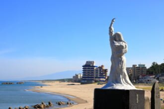 山形県湯の浜海岸　砂丘の像